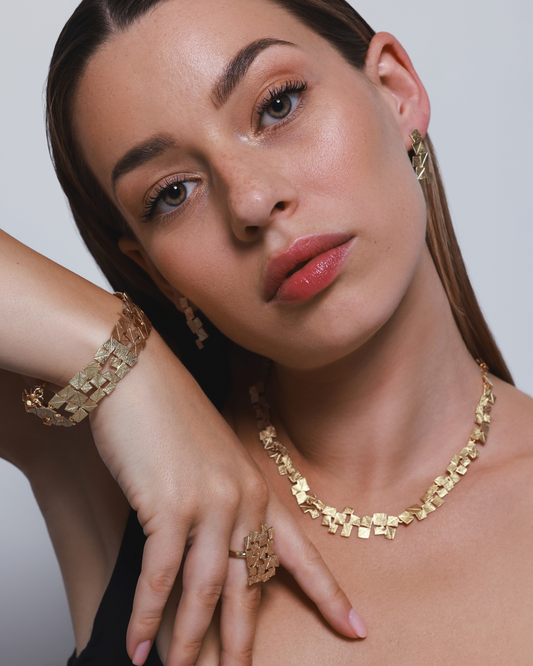 Goldschmuck mit geometrischem Design für deinen Sommerlook