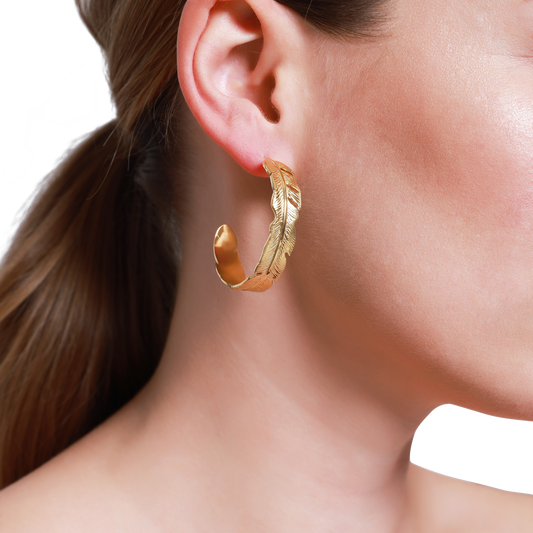 Eleganter goldener Feder-Ohrring für stilvolle Looks