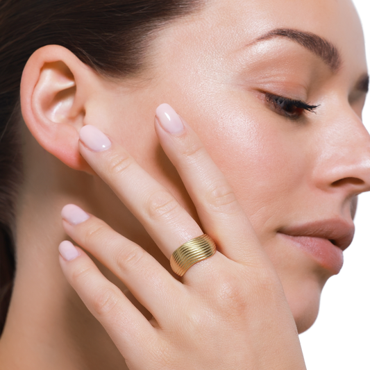 Eleganter goldener Ring und gepflegte Haut im Fokus