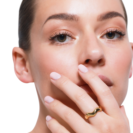 Goldener Wellenring als stilvolles Accessoire entdecken