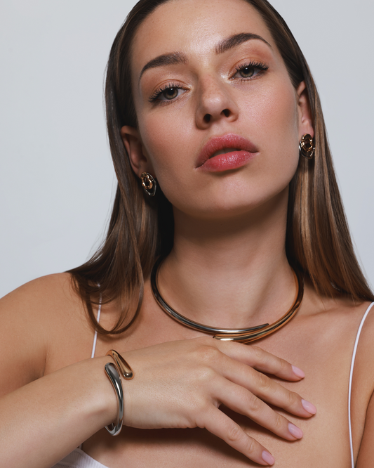 Eleganter Schmucktrend mit goldenem Halsreif für Damen