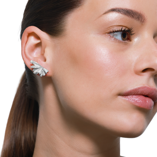 Silberner Fächer-Ohrring im Fokus moderner Nahaufnahme