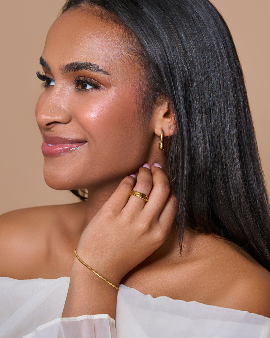Trendiger Goldschmuck für den Sommer – wasserfest & elegant