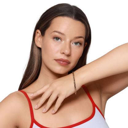 Damen Armband Lotti in Gold am Handgelenk getragen
