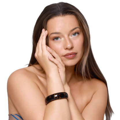 Armband Damen Resin Hildi in Smoked Topaz - getragen am Handgelenk