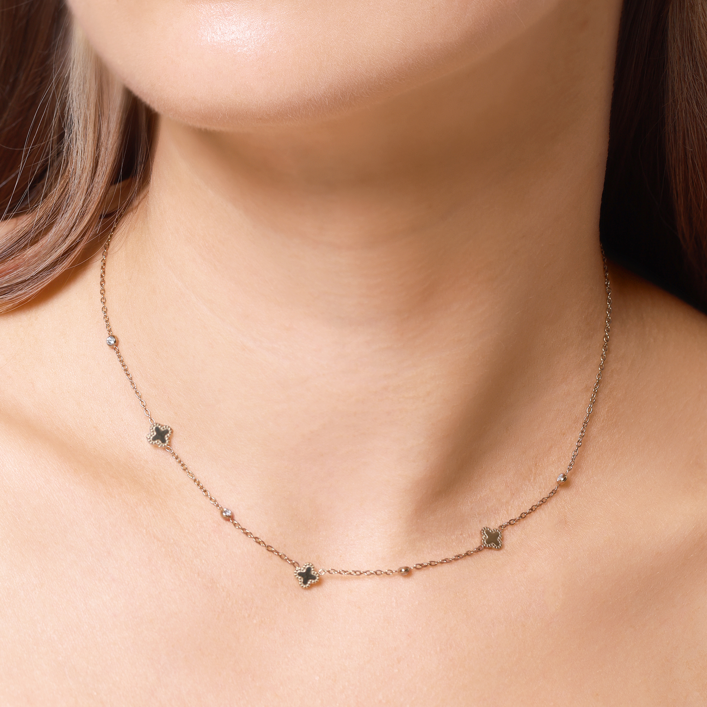 Kette Damen Edelstahl Alizee Gold Detail der floralen Zirkonia-Akzente