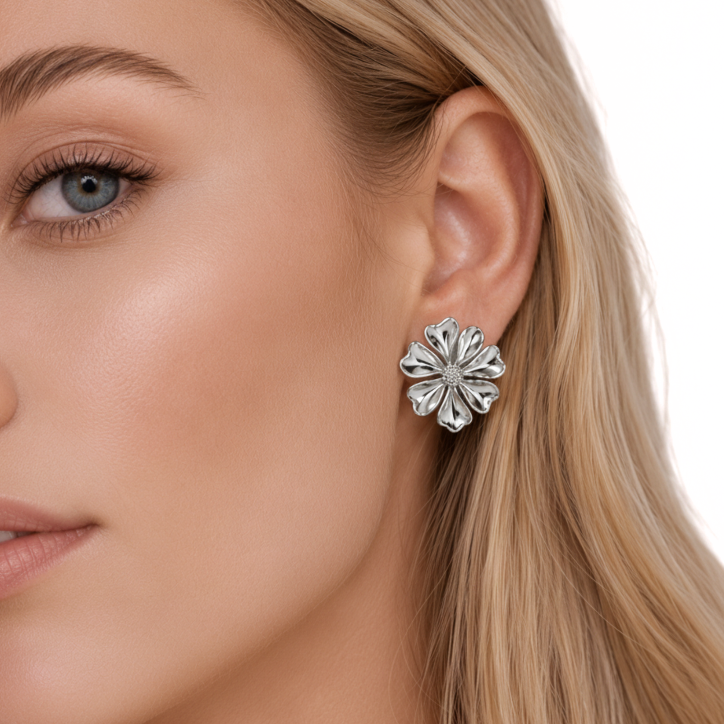 Silberne Ohrringe Fia Damen – florale Detailansicht