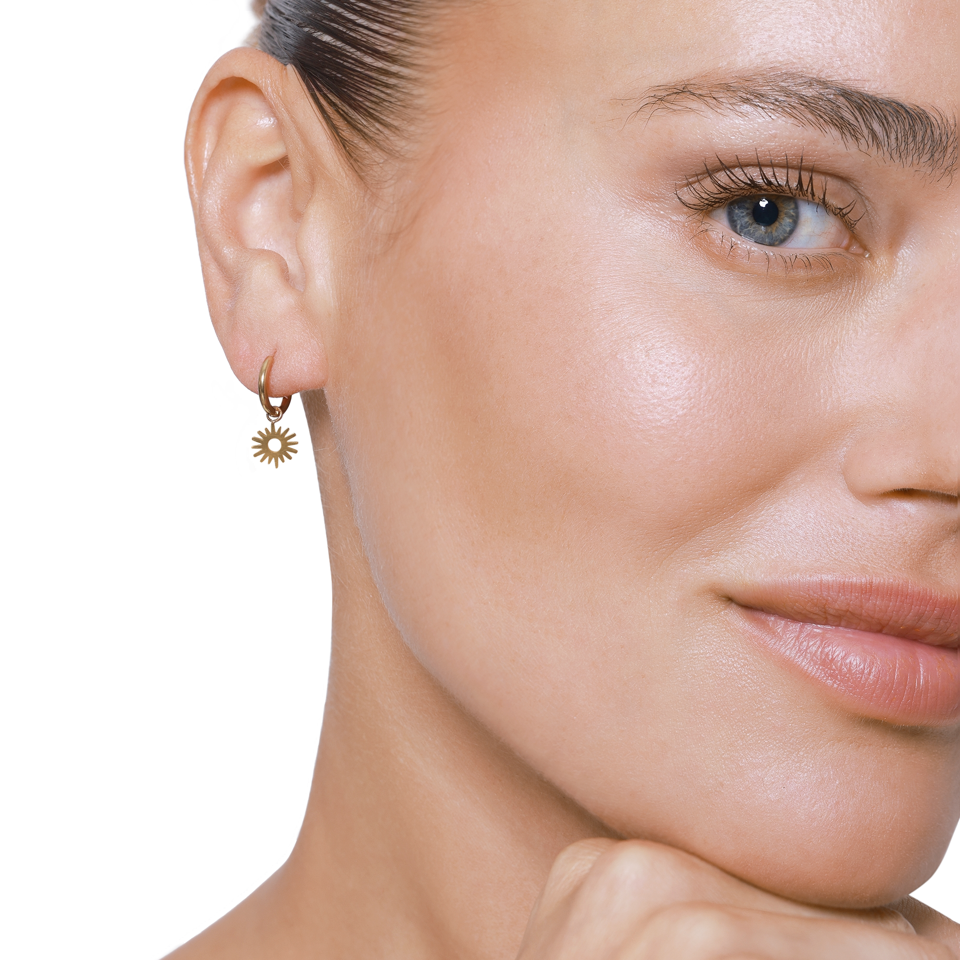 Ohrringe Damen Edelstahl Tamea in Gold – Detailaufnahme des stilisierten Anhängers
