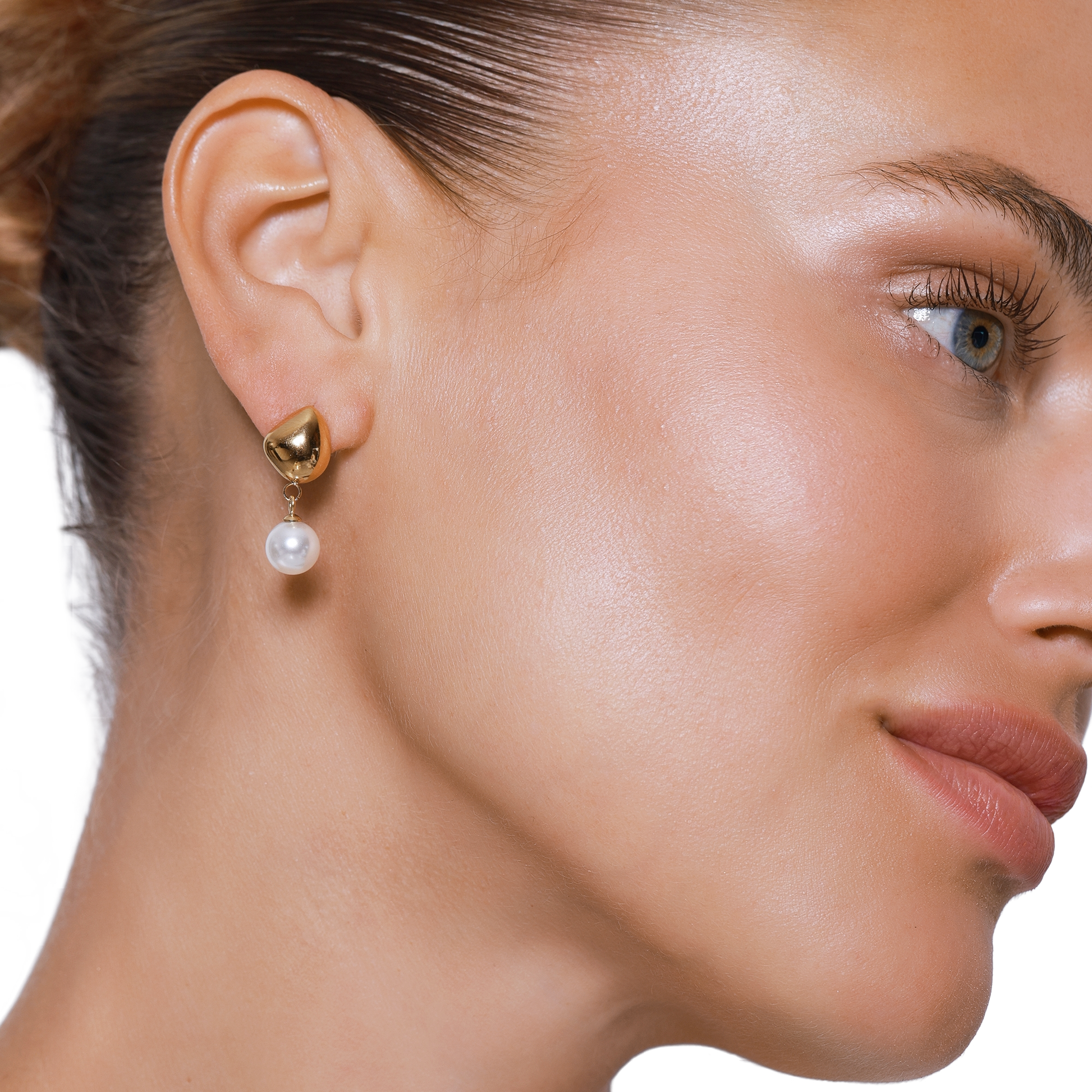 Ohrringe Damen Edelstahl Zita Gold mit weißer Perle – Detailaufnahme der Tropfenform