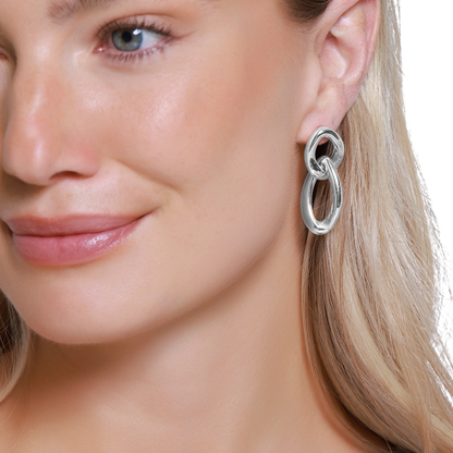 Ohrringe Damen Edelstahl Aitana in Silber, verschlungene Ovale im Detail