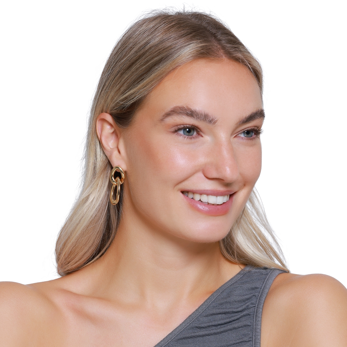 Ohrringe Damen Edelstahl Aitana goldfarben am Ohr getragen