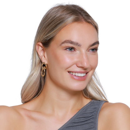 Ohrringe Damen Edelstahl Aitana goldfarben am Ohr getragen