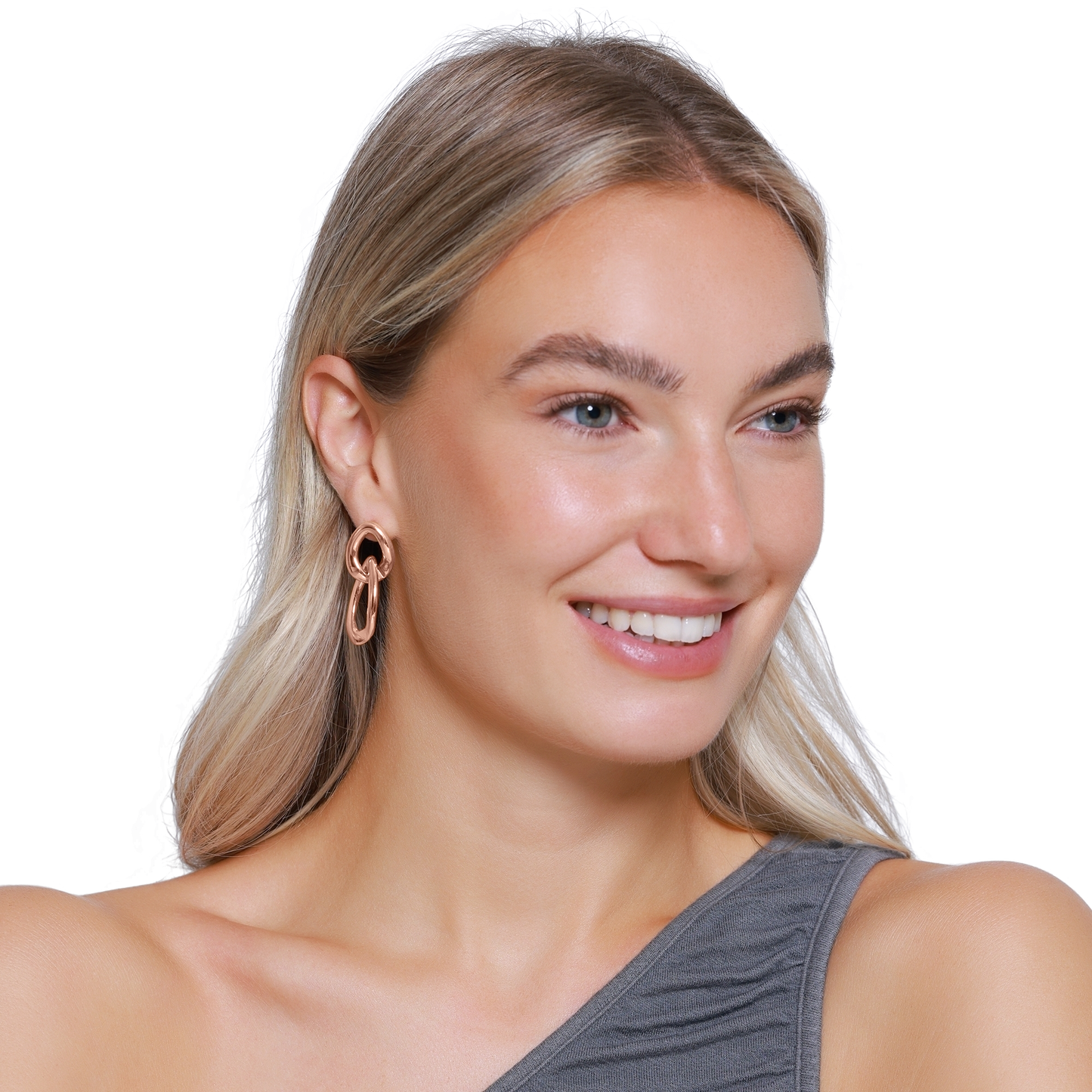 Ohrringe Damen Edelstahl Aitana rosegoldfarben am Ohr getragen