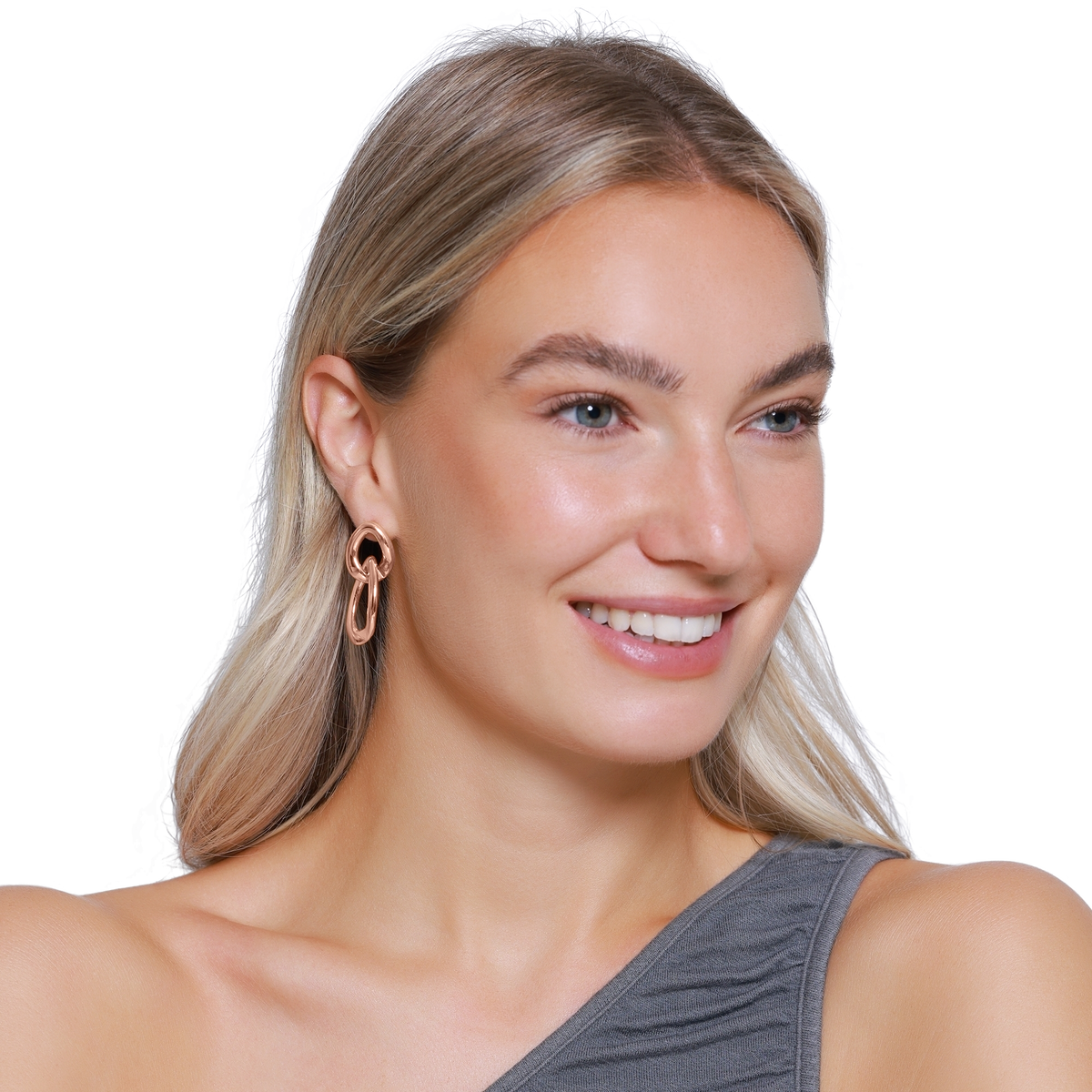 Ohrringe Damen Edelstahl Aitana rosegoldfarben am Ohr getragen