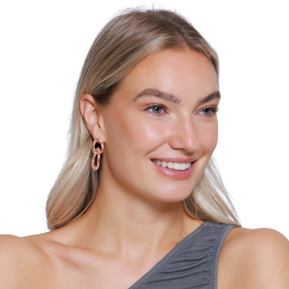 Ohrringe Damen Edelstahl Aitana rosegoldfarben am Ohr getragen