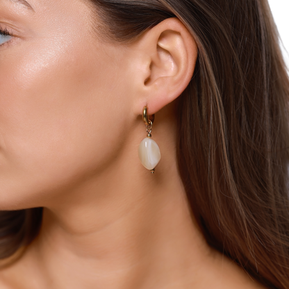 Ohrringe Damen Edelstahl Nefeli in Gold mit Stein Silk - Detailansicht