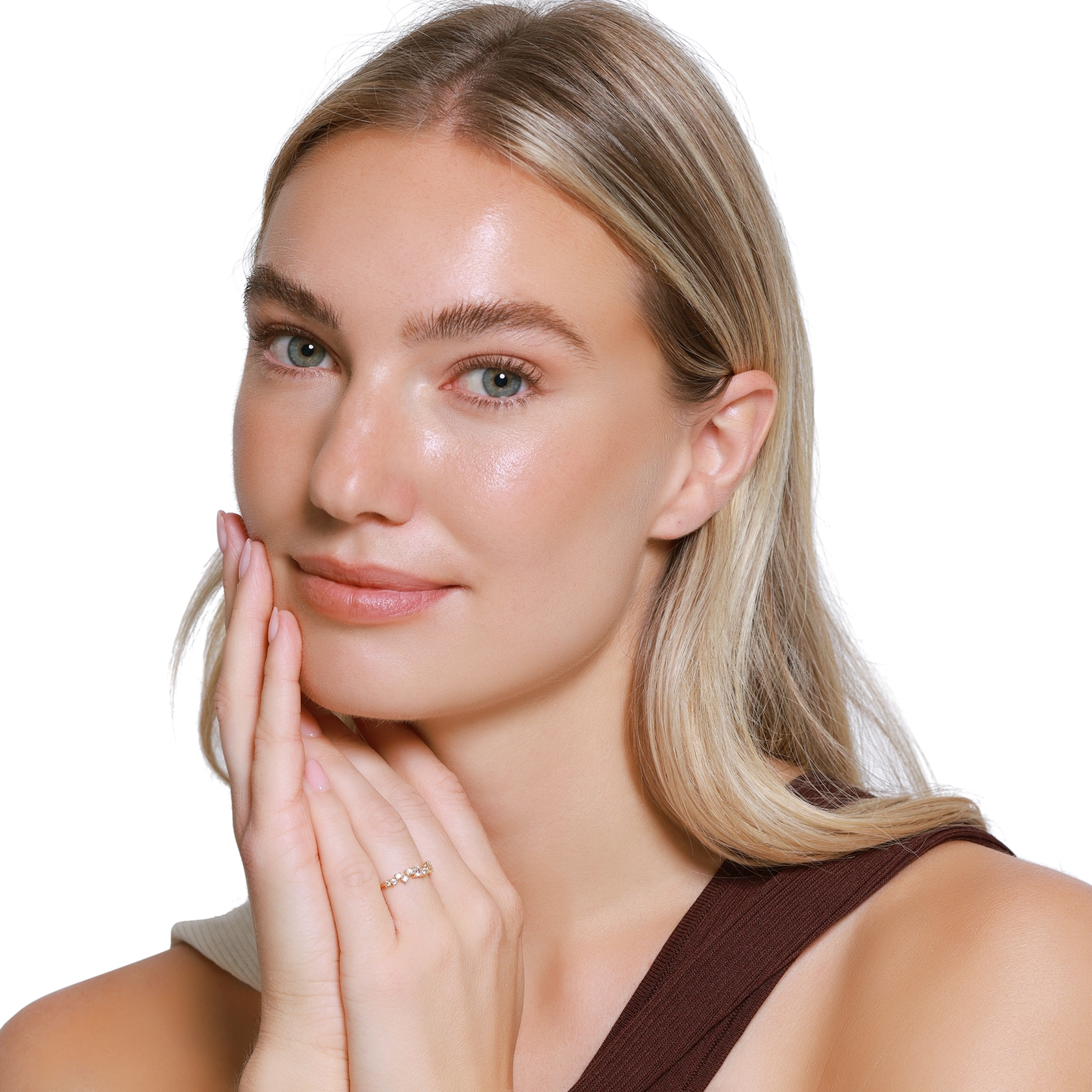 Damen Ring Ottavia in Gold am Finger getragen