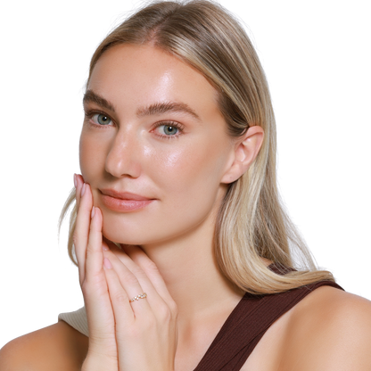 Damen Ring Ottavia in Gold am Finger getragen
