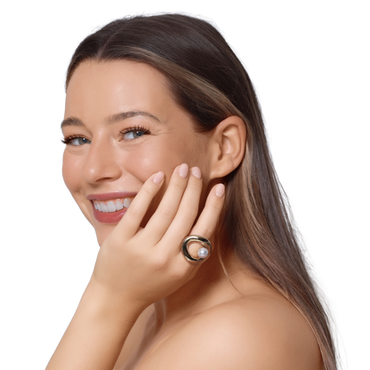 Ring Damen Edelstahl Aveline Gold am Finger getragen
