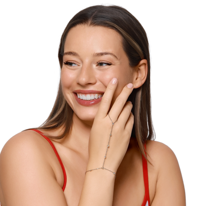 Damen Handkette Poppy Gold an der Hand getragen