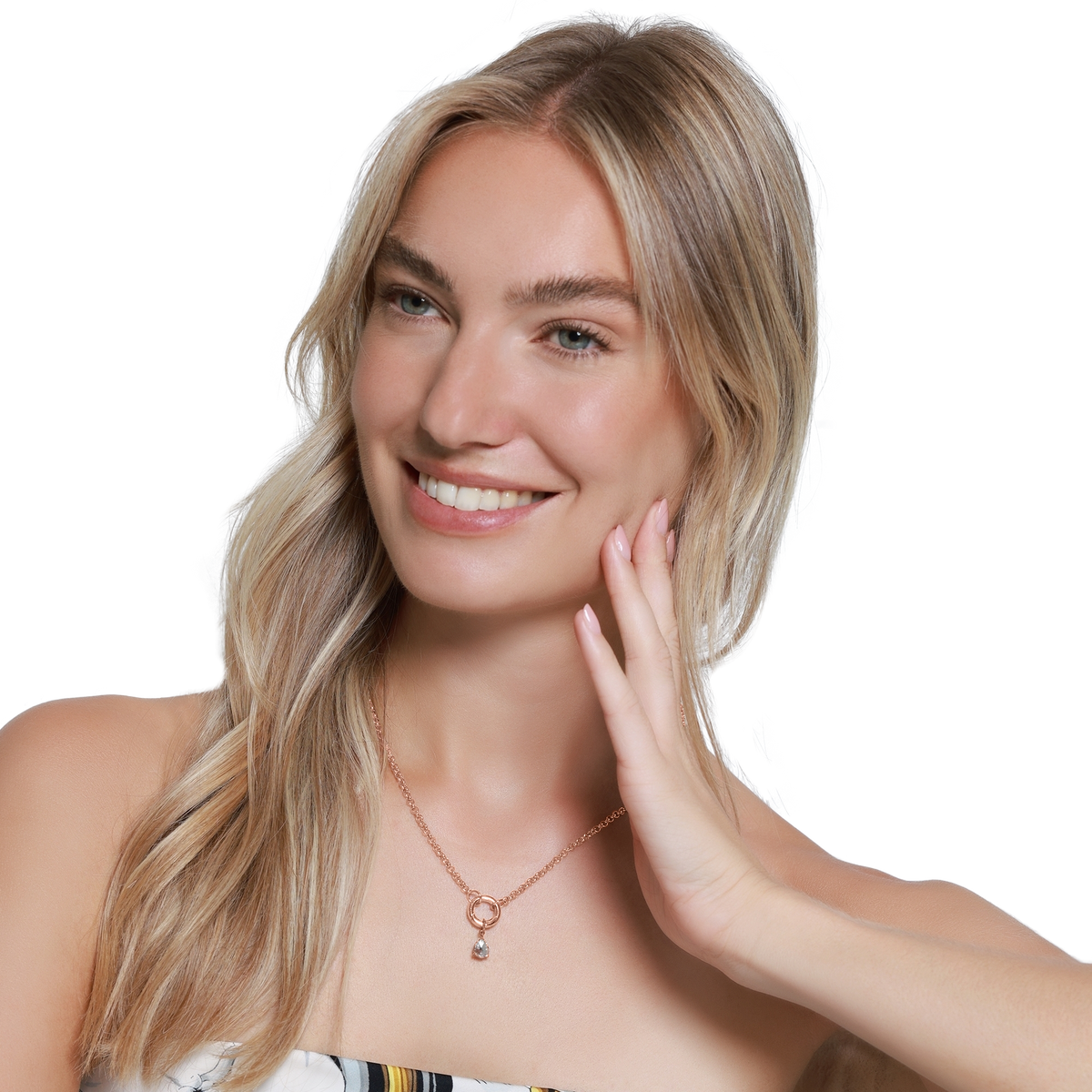 Charm Damen Edelstahl Malys in Rose am Armband getragen